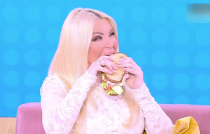 Η άβολη στιγμή της Κατερίνας Καινούργιου με το σάντουιτς on camera: «Τι με δείχνεις;»