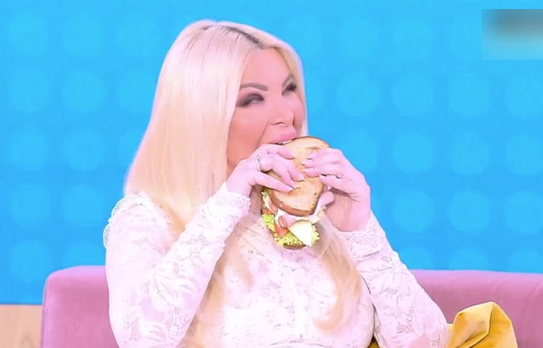 Η άβολη στιγμή της Κατερίνας Καινούργιου με το σάντουιτς on camera: «Τι με δείχνεις;»