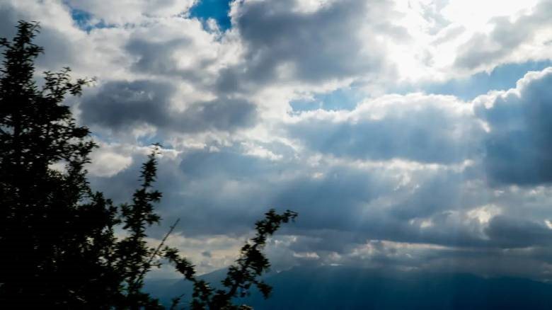 Νεφώσεις και τοπικές βροχές χωρίς αξιόλογη μεταβολή της θερμοκρασίας