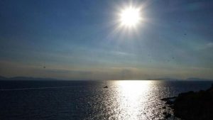 Αίθριος καιρός επί το πλείστον με πρόσκαιρες νεφώσεις και αμετάβλητη θερμοκρασία