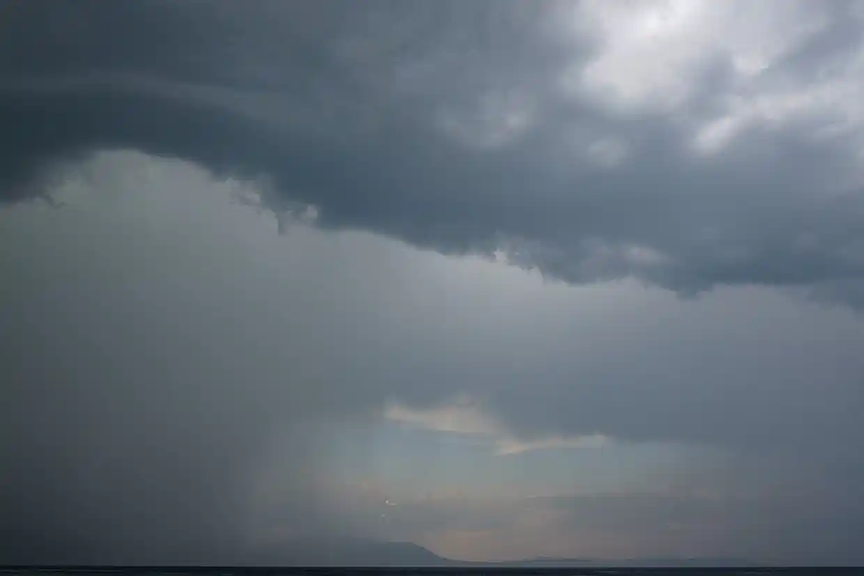 Νεφώσεις και τοπικές βροχές στο μεγαλύτερο μέρος της χώρας χωρίς μεταβολή της θερμοκρασίας