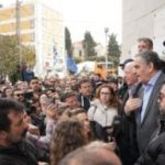 Λέσβος: «Πολιορκία» κτηνοτρόφων στον Κέλλα λόγω αφθώδους πυρετού - Συνοδεία αστυνομικών αποχώρησε ο υφυπουργός (Βίντεο) • Έλληνας Αγρότης