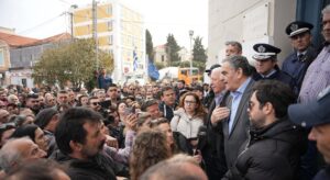 Λέσβος: «Πολιορκία» κτηνοτρόφων στον Κέλλα λόγω αφθώδους πυρετού - Συνοδεία αστυνομικών αποχώρησε ο υφυπουργός (Βίντεο) • Έλληνας Αγρότης