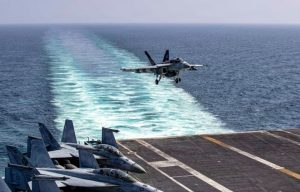 Το Ιράν λέει ότι εκτόξευσε πυραύλους κρουζ προς την κατεύθυνση του αμερικανικού αεροπλανοφόρου Abraham Lincoln