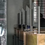 Ένοπλη ληστεία στα ΕΛΤΑ Λουτρακίου: Αυτόπτης μάρτυρας περιγράφει τον τρόπο που έδρασαν οι κουκουλοφόροι με τα καλάσνικοφ – «Άκουσα ένα μπαμ»