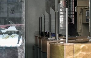 Ένοπλη ληστεία στα ΕΛΤΑ Λουτρακίου: Αυτόπτης μάρτυρας περιγράφει τον τρόπο που έδρασαν οι κουκουλοφόροι με τα καλάσνικοφ – «Άκουσα ένα μπαμ»