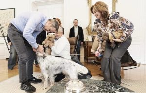 Συνάντηση Μητσοτάκη με Έλληνες που επαναπατρίστηκαν από τη Μέση Ανατολή μαζί με τα ζώα συντροφιάς τους