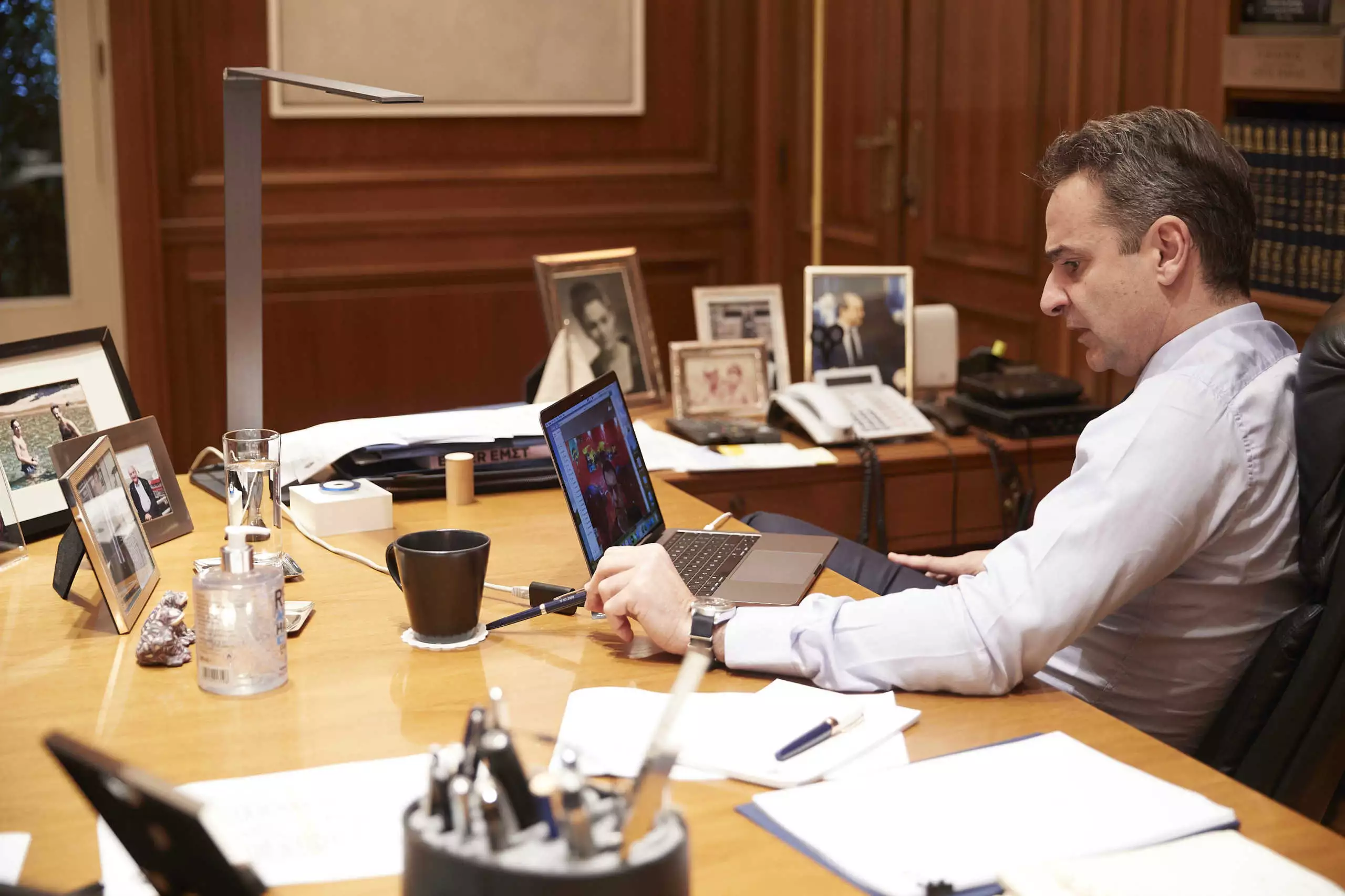 Tηλεδιάσκεψη Μητσοτάκη με πρεσβείες σε Ιράν-Μέση Ανατολή