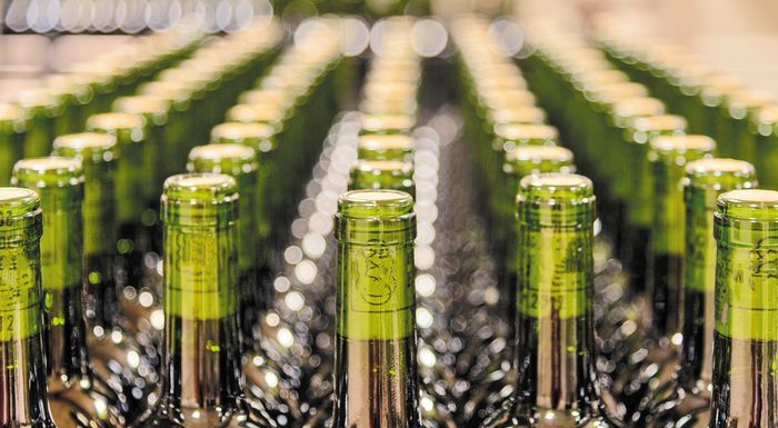 keosoe-o-polemos-sto-iran-ektoxevei-ta-logistics-tou-krasiou-se-steria-kai-thalassa-310672