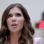 Ο Τραμπ απομάκρυνε την υπουργό Εσωτερικής Ασφάλειας για την καμπάνια 200 εκατ. δολαρίων για το μεταναστευτικό