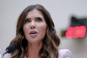 Ο Τραμπ απομάκρυνε την υπουργό Εσωτερικής Ασφάλειας για την καμπάνια 200 εκατ. δολαρίων για το μεταναστευτικό