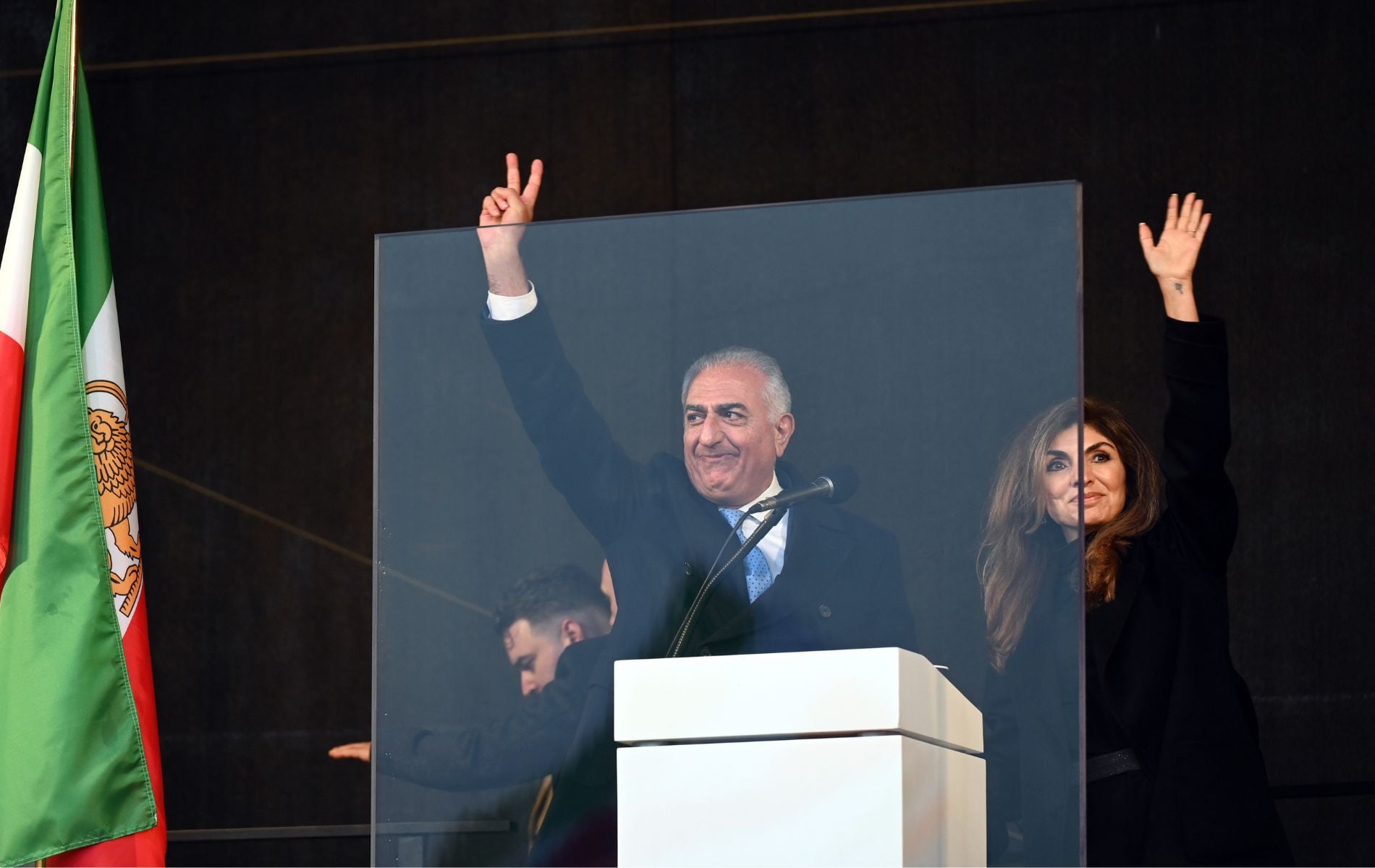 Φήμες για Παχλαβί - Διαψεύδει η Αθήνα