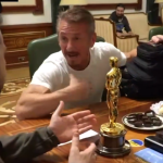 Βίντεο με τον Σον Πεν να παραλαμβάνει… Όσκαρ από την ουκρανική εταιρεία σιδηροδρόμων