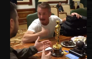 Βίντεο με τον Σον Πεν να παραλαμβάνει… Όσκαρ από την ουκρανική εταιρεία σιδηροδρόμων