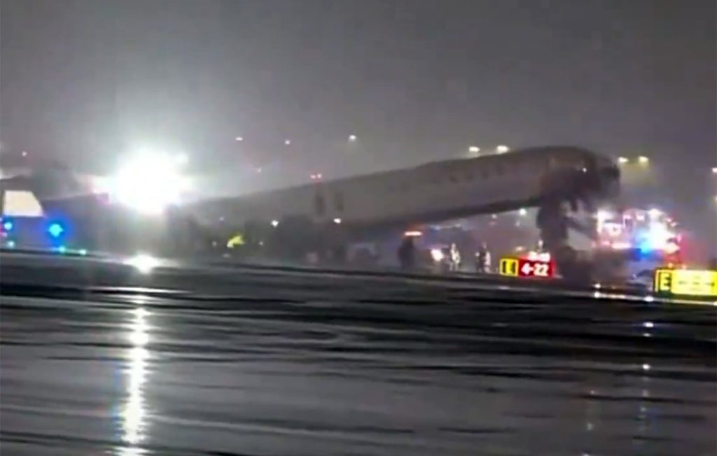 Αεροσκάφος της Air Canada Express συγκρούστηκε με όχημα στο έδαφος αμέσως μετά την προσγείωση του στη Νέα Υόρκη