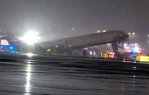 Αεροσκάφος της Air Canada Express συγκρούστηκε με όχημα στο έδαφος αμέσως μετά την προσγείωση του στη Νέα Υόρκη