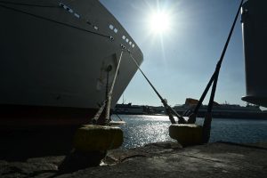 Δεμένα τα πλοία – Απεργία ναυτικών για τον απεγκλωβισμό πληρωμάτων από τη Μέση Ανατολή