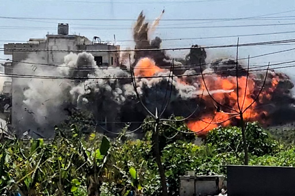 Live: Μπορεί να αρχίσουμε συνομιλίες με το Ιράν, λέει ο Τραμπ – Νέο κύμα ισραηλινών επιθέσεων σε Τεχεράνη και Λίβανο, επίθεση σε διυλιστήριο στο Αμπού Ντάμπι