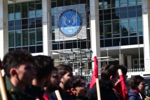 Πορεία διαμαρτυρίας στην αμερικανική πρεσβεία ενάντια στην επέμβαση στο Ιράν