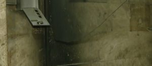 Εξάρχεια: Ζημιές σε είσοδο πολυκατοικίας από «γκαζάκια»