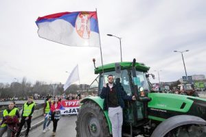 Κλιμακώνουν τις κινητοποιήσεις τους οι Σέρβοι αγρότες