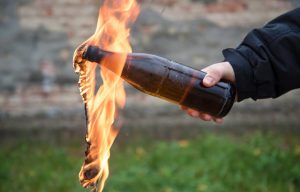 Άγνωστοι έριξαν επτά αυτοσχέδιες βόμβες μολότοφ σε προαύλιο σχολείου στη Θεσσαλονίκη