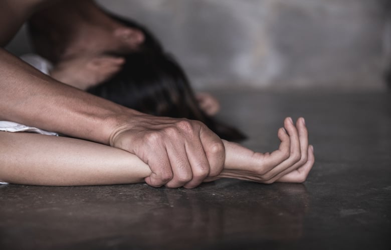 Σκηνές τρόμου για 54χρονη στον Πειραιά: Κατήγγειλε ότι ένας 27χρονος τη θώπευσε και επιχείρησε να τη βιάσει