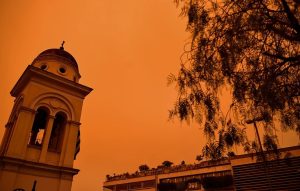 Αφρικανική σκόνη, βροχή και… λάσπη, το κοκτέιλ που σκεπάζει τη χώρα