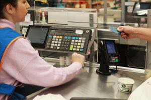 Οι πρώτες αντιδράσεις της αγοράς για το πλαφόν στο περιθώριο κέρδους σε καύσιμα και βασικά αγαθά