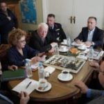 Σύσκεψη υπό τον Κέλλα και συγκέντρωση με καταγγελίες στη Λέσβο - Φορτισμένο κλίμα και συναγερμός λόγω αφθώδους πυρετού • Έλληνας Αγρότης