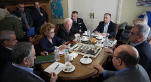 Σύσκεψη υπό τον Κέλλα και συγκέντρωση με καταγγελίες στη Λέσβο - Φορτισμένο κλίμα και συναγερμός λόγω αφθώδους πυρετού • Έλληνας Αγρότης