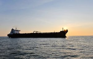 Πώς ο πόλεμος στη Μέση Ανατολή εκτόξευσε τα ναύλα και αναγκάζει τα δεξαμενόπλοια να αλλάζουν ρότα