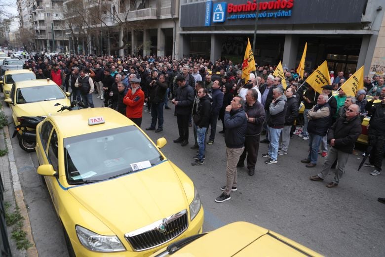 Πανελλαδική απεργία και την Τετάρτη τα ταξί