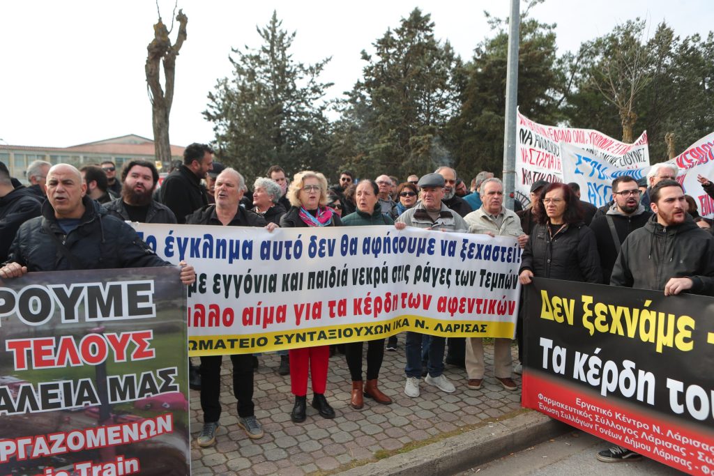 Έντονες αντιδράσεις των κομμάτων της αντιπολίτευσης μετά τις εξελίξεις για τη δίκη που αφορά στην τραγωδία στα Τέμπη - ertnews.gr