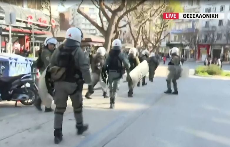 Ένταση και μολότοφ στην πορεία για τα Τέμπη στην Θεσσαλονίκη