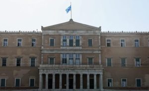 Βουλή: Κύρωση των συμβάσεων με Chevron και Helleniq για υδρογονάνθρακες σε Πελοπόννησο και Κρήτη – Ομιλίες πολιτικών αρχηγών (live)