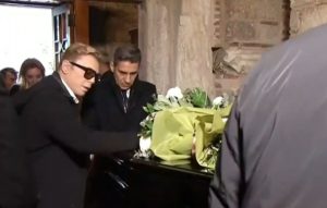 «Λύγισε» ο Τάκης Ζαχαράτος όταν αντίκρυσε το φέρετρο της Μαρινέλλας – Δείτε βίντεο