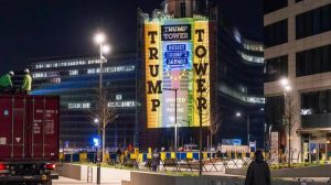 Η Greenpeace μεταμορφώνει την έδρα της ΕΕ σε “Πύργο του Trump”