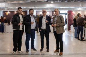 Η ομάδα του Wine Trails στο ΟΙΝΟΡΑΜΑ 2026 παρέα με έναν διάσημο Έλληνα