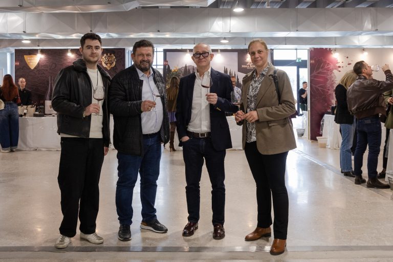 Η ομάδα του Wine Trails στο ΟΙΝΟΡΑΜΑ 2026 παρέα με έναν διάσημο Έλληνα