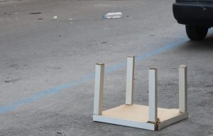 Κινητοποίηση της Αστυνομίας για 20χρονο που πετάει αντικείμενα σε πεζοδρόμιο στην Θεσσαλονίκη