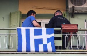 Στο Ψυχιατρικό Νοσοκομείο Θεσσαλονίκης ο 20χρονος που πετούσε αντικείμενα από το μπαλκόνι του