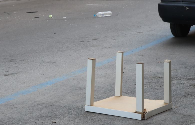 Κινητοποίηση της Αστυνομίας για 20χρονο που πετάει αντικείμενα σε πεζοδρόμιο στην Θεσσαλονίκη