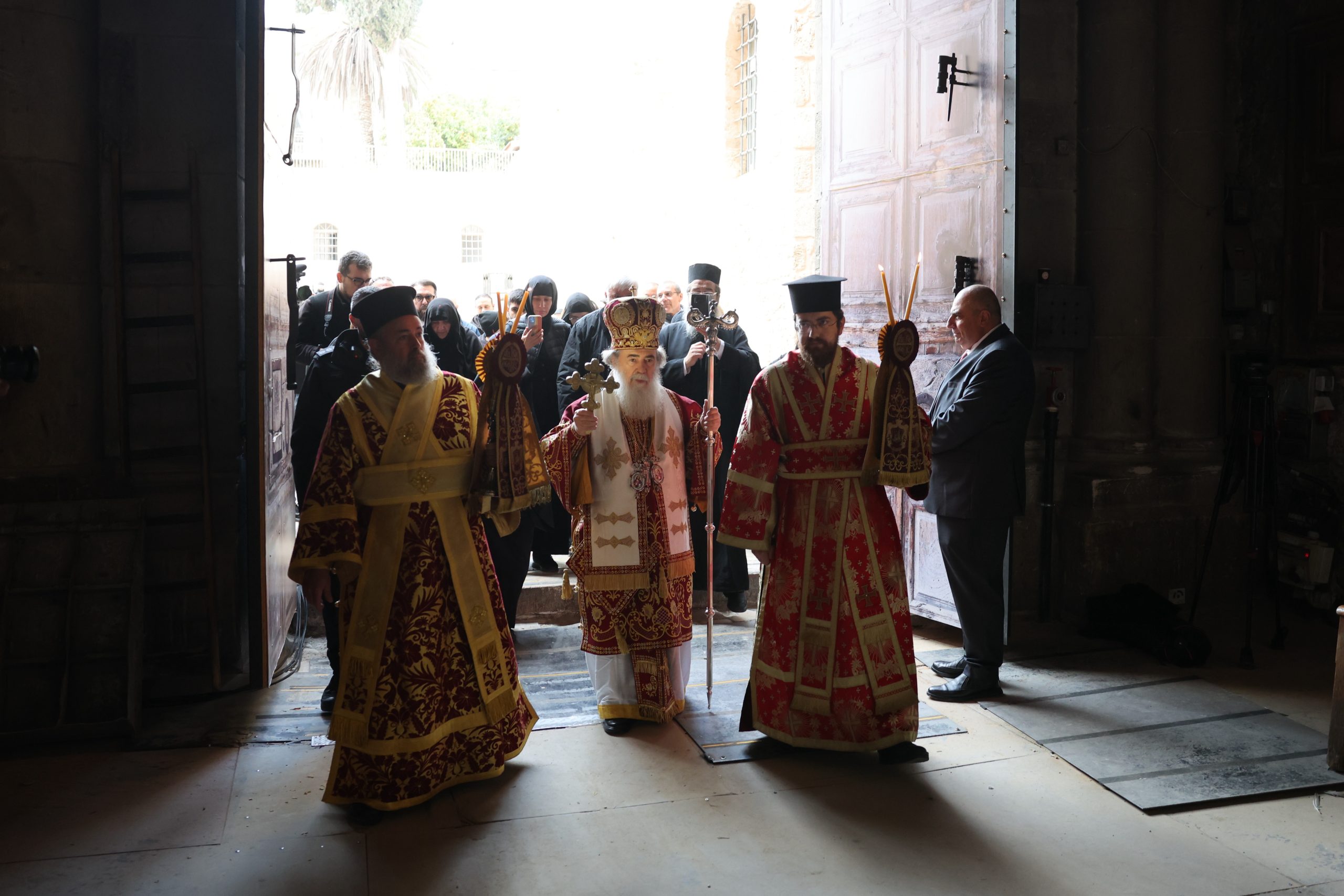 Η στιγμή που ανοίγουν οι πύλες στον Ναό της Αναστάσεως μετά από 40 ημέρες - Το ΕΡΤnews στην Ιερουσαλήμ - ertnews.gr