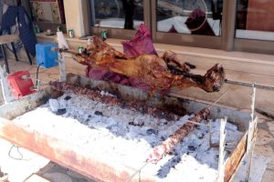 Αυξημένο το συνολικό κόστος για το φετινό πασχαλινό τραπέζι – Ακριβότερο κατά 14-20%, έως και 18 ευρώ το κιλό το αρνί