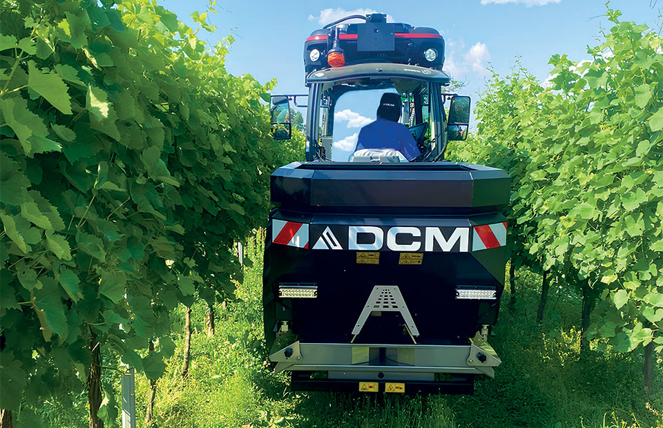 Εύκολη εναλλαγή από δένδρα σε χωράφι με το λιπασματοδιανομέα DCM S18 - Profi