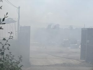 Καλαμάτα: Μεγάλη φωτιά σε επιχείρηση πλαστικών – Επικίνδυνοι καπνοί και διακοπή κυκλοφορίας