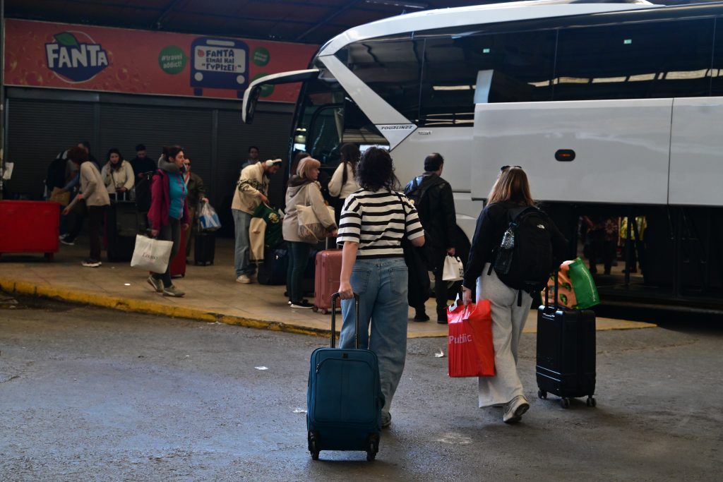 Μεγάλη έξοδος για το Πάσχα: 320.000 οχήματα έφυγαν σε δύο ημέρες – Ουρές στα διόδια και αυξημένη κίνηση σε ΚΤΕΛ και λιμάνια