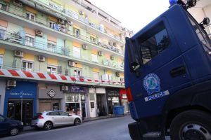 Θεσσαλονίκη: Επιχείρηση της αστυνομίας για τον 20χρονο που πετούσε αντικείμενα από το μπαλκόνι