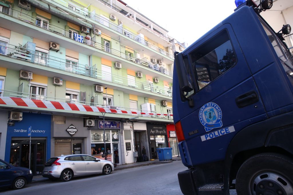 Θεσσαλονίκη: Επιχείρηση της αστυνομίας για τον 20χρονο που πετούσε αντικείμενα από το μπαλκόνι